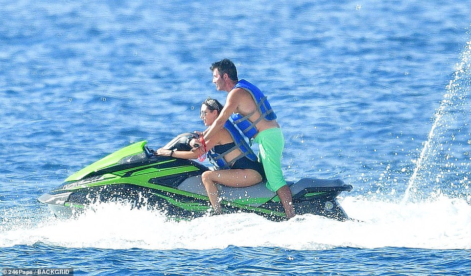 Vợ 'ông trùm giải trí' Simon Cowel mặc bikini gợi cảm hút hồn dù ở tuổi U50 ảnh 4