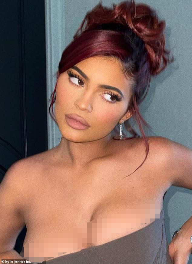 Nữ tỷ phú Kylie Jenner tung ảnh selfie nóng bỏng ảnh 2