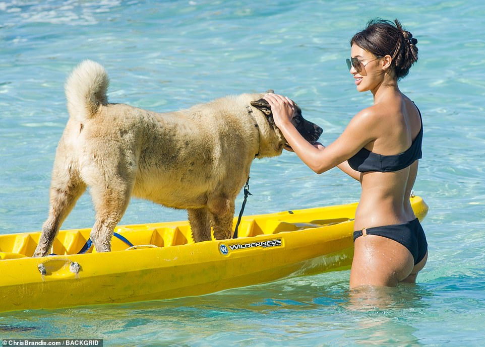 Montana Brown gợi cảm nổi bật ở biển với áo tắm xẻ ngực ảnh 7