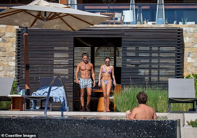 Mẫu 9x quyến rũ ngất ngây với áo tắm, liên tục tình tứ bạn trai ở bể bơi ảnh 7