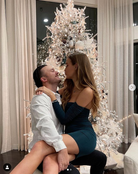 'Thiên thần' Josephine Skriver tung ảnh nội y đỏ rực đón Noel ảnh 4