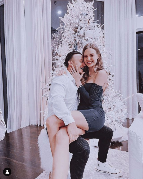 'Thiên thần' Josephine Skriver tung ảnh nội y đỏ rực đón Noel ảnh 6