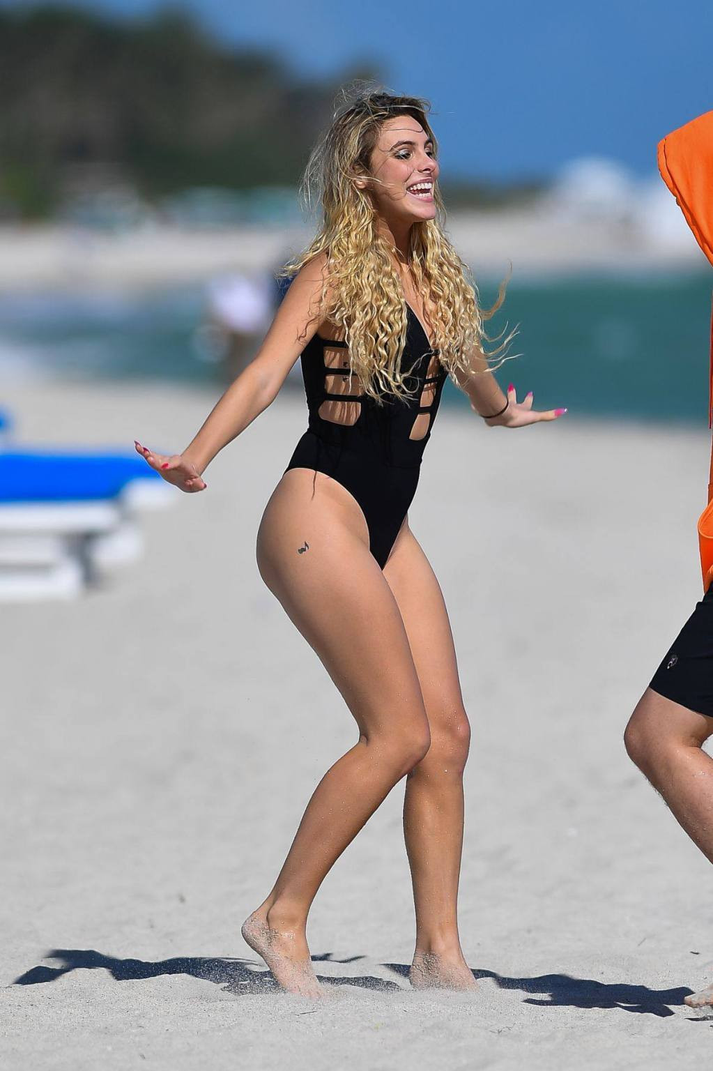 Hotgirl đình đám Lele Pons nảy nở đẹp như mộng ở biển ảnh 2