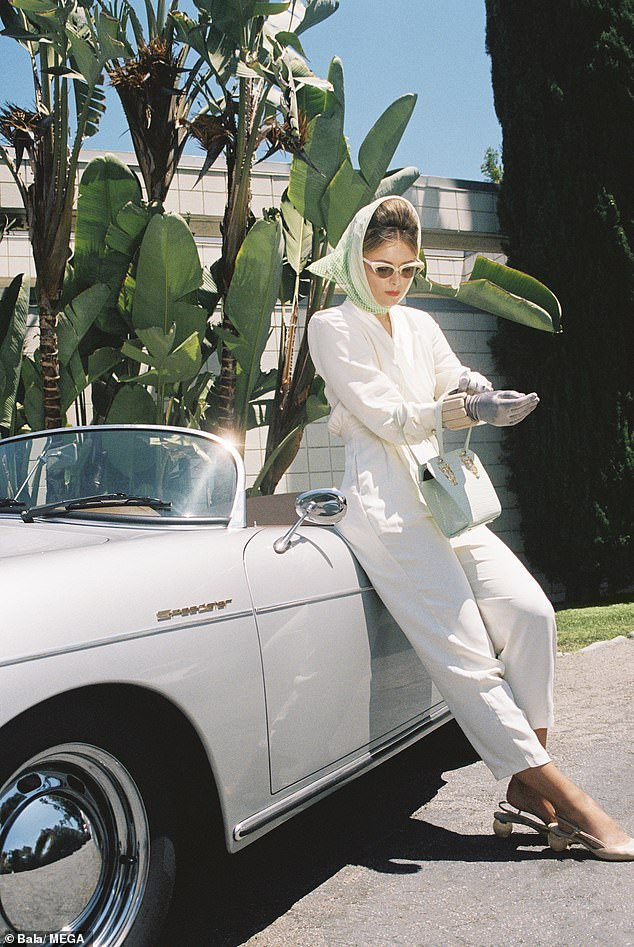 'Búp bê Nga' Maria Sharapova khoe sắc vóc tươi trẻ đầy cuốn hút với bikini ảnh 13