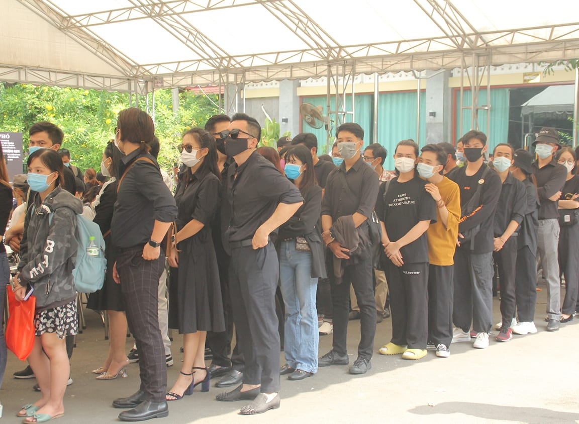 Dòng người xếp hàng dài đợi viếng cố nghệ sỹ Chí Tài ảnh 7