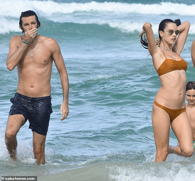 Cựu 'thiên thần nội y' Alessandra Ambrosio tắm biển cùng bạn trai ảnh 6