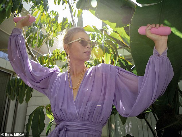 'Búp bê Nga' Maria Sharapova khoe sắc vóc tươi trẻ đầy cuốn hút với bikini ảnh 11