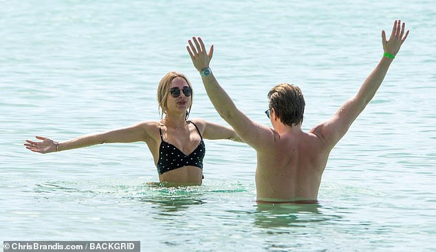 Mẫu áo tắm Kimberley Garner công khai tình tứ trai lạ ở biển ảnh 2