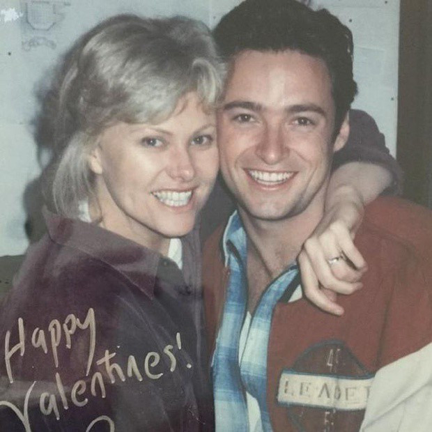 ‘Người sói’ Hugh Jackman cơ bắp rắn rỏi tuổi 52, ôm hôn bà xã U70 ở biển ảnh 8