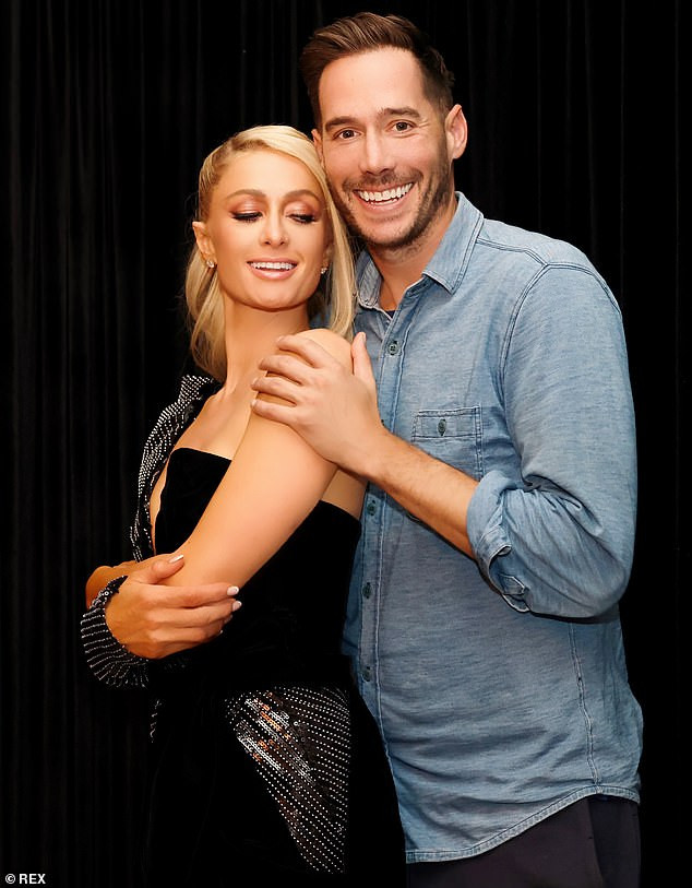 Paris Hilton liên tục khóa môi tình tứ bạn trai trong buổi chụp hình thời trang ảnh 7