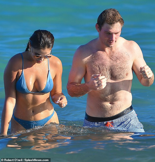 Brooks Nader 'đốt mắt' người nhìn với bikini xanh 'mát mắt', ôm hôn mặn nồng chồng ở biển ảnh 3