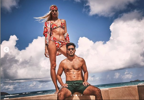 Devon Windsor mặc bikini thả dáng quyến rũ ngất ngây bên chồng ảnh 3