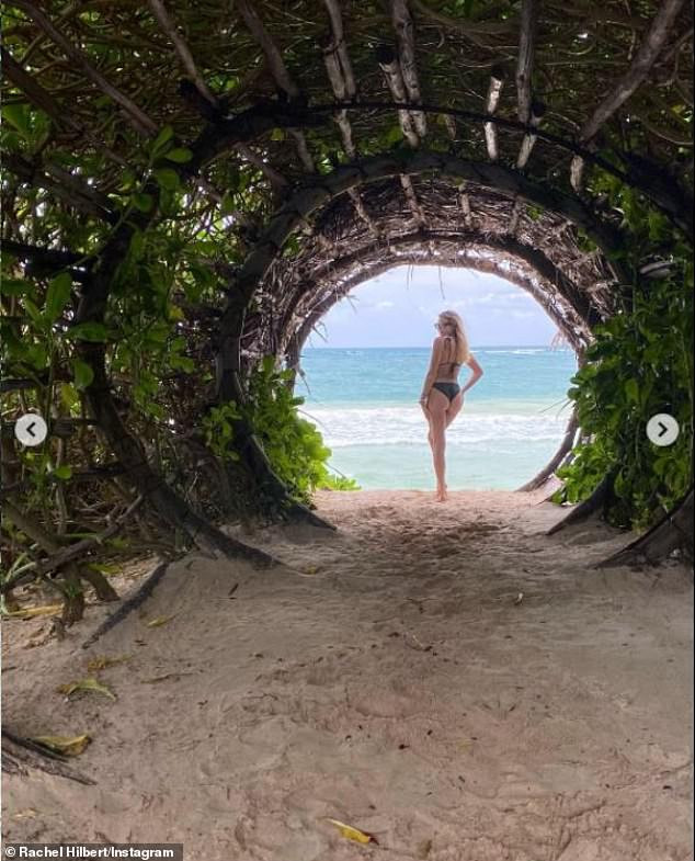 Chân dài 9x Rachel Hilbert cực nóng bỏng đi tắm biển cùng hội chị em ảnh 6