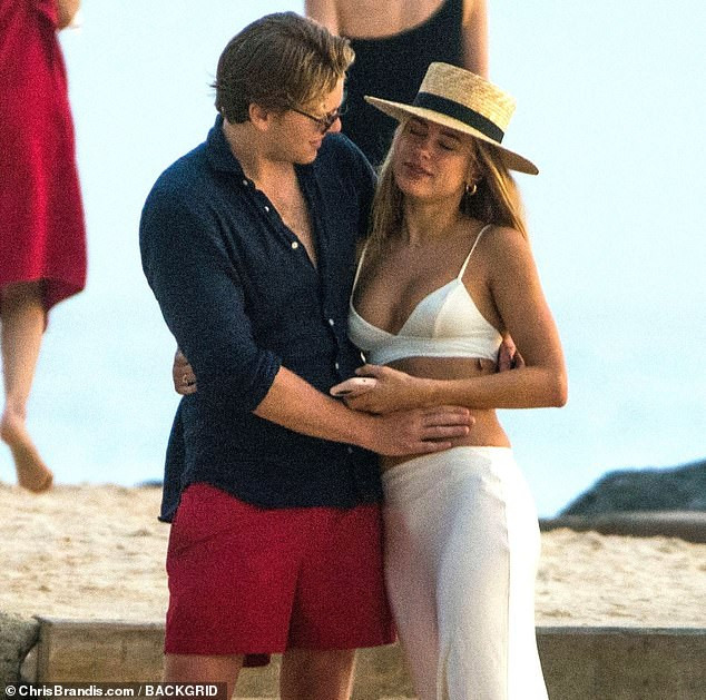 Mẫu áo tắm Anh quốc tung ảnh bikini nóng 'bỏng rẫy' ảnh 4