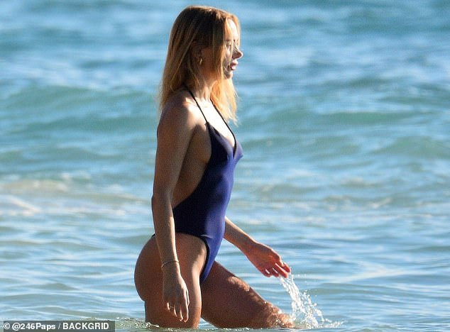 Kimberley Garner thả dáng đẹp như mộng với áo tắm ảnh 1