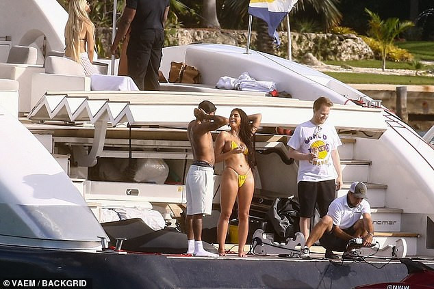 Tyga đi biển cùng bạn gái cũ 'bốc lửa' không kém tình xưa-tỷ phú Kylie Jenner ảnh 2