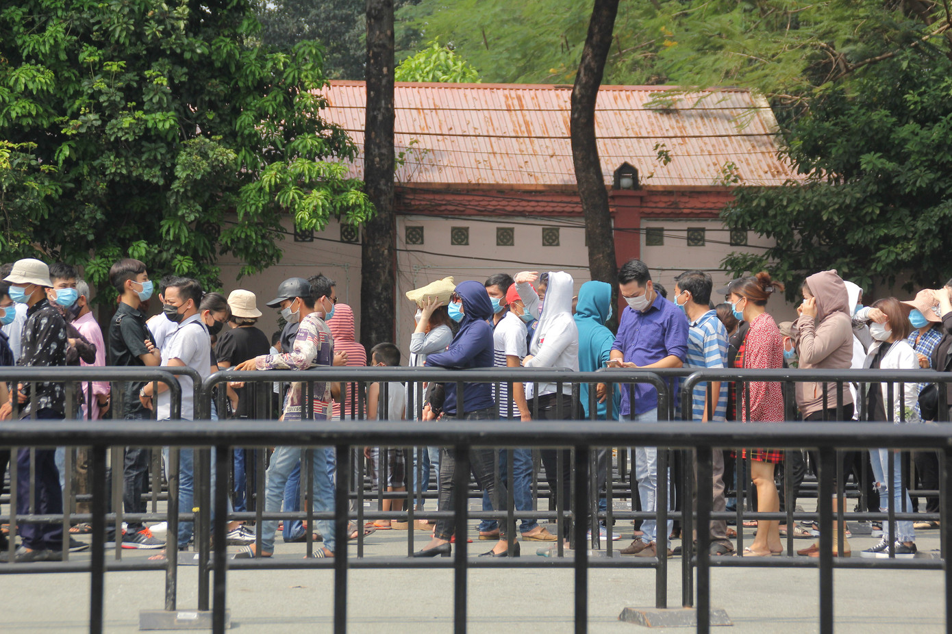 Dòng người xếp hàng dài đợi viếng cố nghệ sỹ Chí Tài ảnh 8