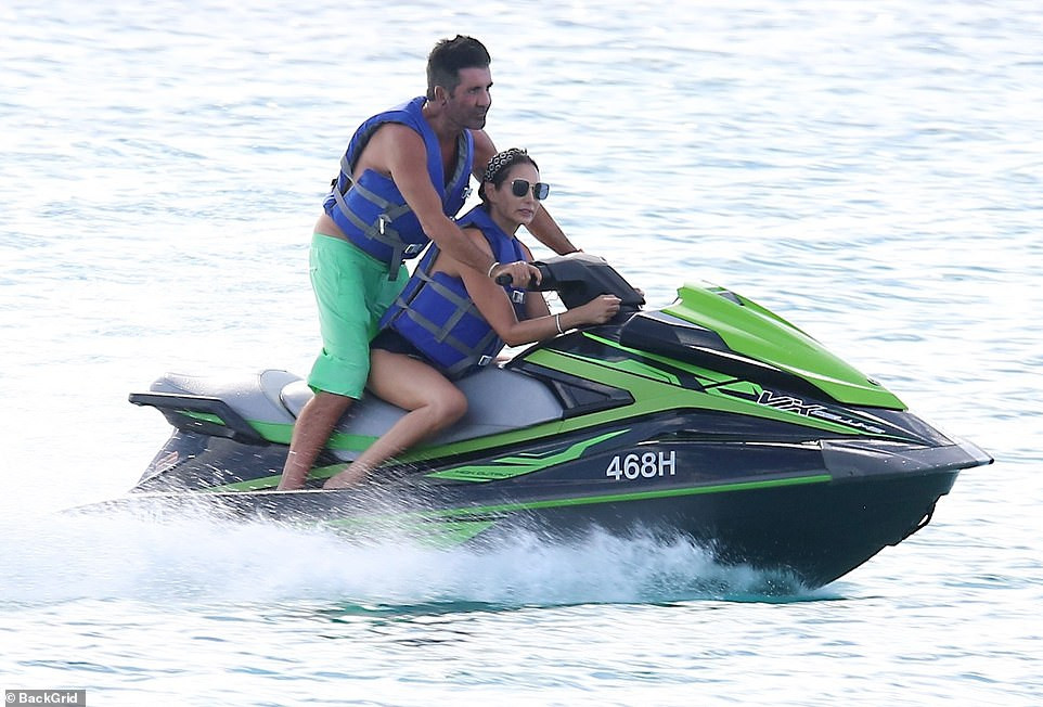 Vợ 'ông trùm giải trí' Simon Cowel mặc bikini gợi cảm hút hồn dù ở tuổi U50 ảnh 9