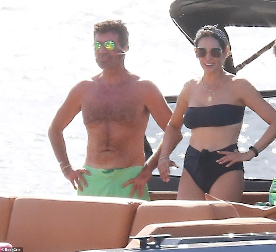 Vợ 'ông trùm giải trí' Simon Cowel mặc bikini gợi cảm hút hồn dù ở tuổi U50 ảnh 5