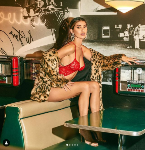 'Mỹ nhân nóng bỏng nhất Canada' quyến rũ ngất ngây với nội y đỏ rực ảnh 5