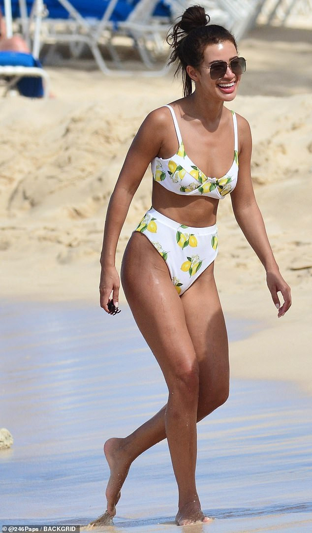 Sao truyền hình 9x Anh quốc đẹp như mộng ở biển ảnh 2