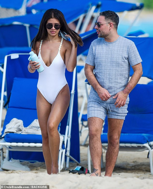 Montana Brown mặc áo tắm xẻ ngực sâu nóng 'bỏng mắt' ảnh 8