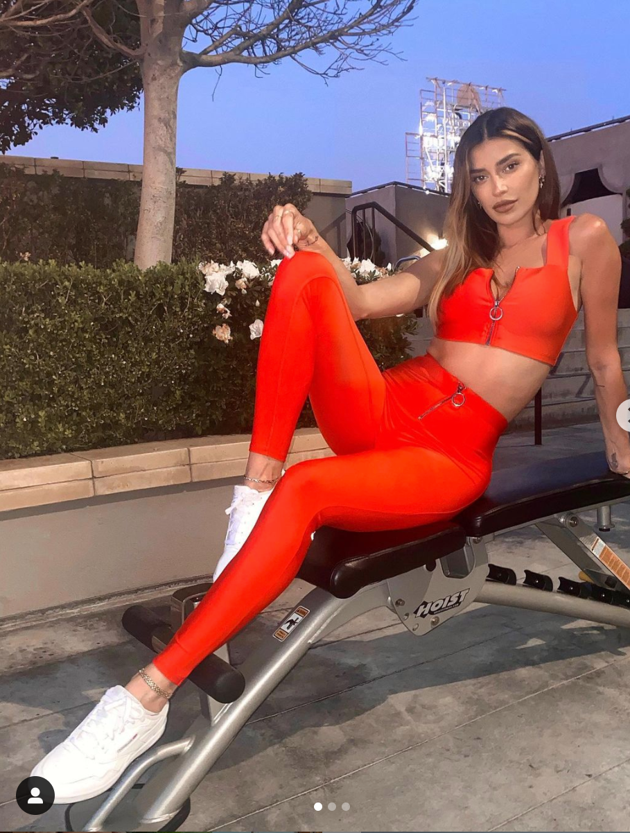 Nàng WAG nóng bỏng Nicole Williams mặc cắt xẻ, đẹp như fashionista trên phố ảnh 10