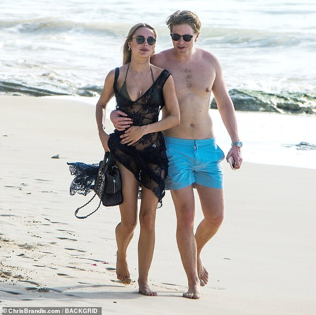 Kimberley Garner đẹp như tạc tượng với bikini bé xíu, tình tứ bạn trai ở biển ảnh 11