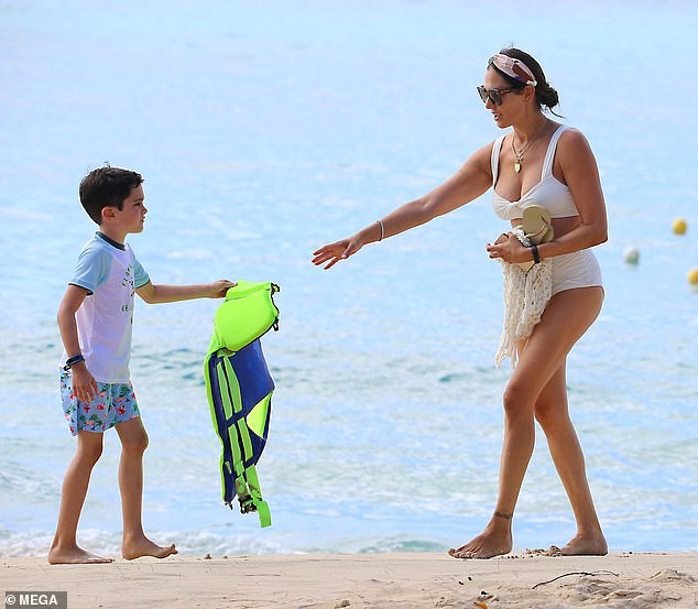 Vợ 'ông trùm giải trí' Simon Cowel đẹp như tạc tượng ở biển ảnh 5