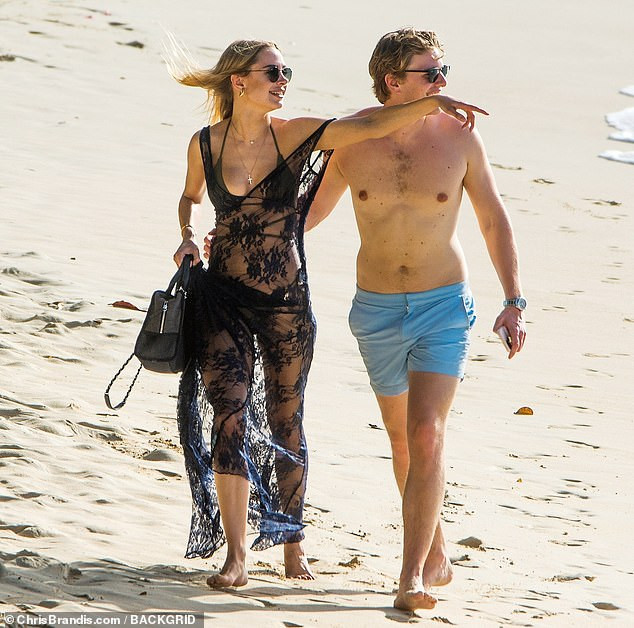 Kimberley Garner đẹp như tạc tượng với bikini bé xíu, tình tứ bạn trai ở biển ảnh 15