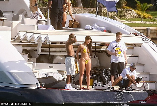 Tyga đi biển cùng bạn gái cũ 'bốc lửa' không kém tình xưa-tỷ phú Kylie Jenner ảnh 3