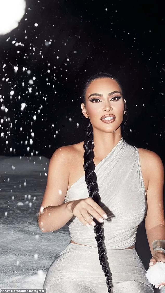 'Kim siêu vòng 3' khoe đường cong nóng bỏng với trang phục ôm sát ảnh 3