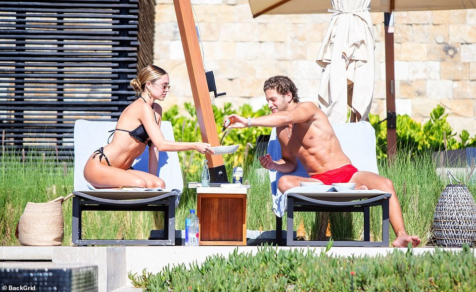 Delilah Belle Hamlin mặc bikini ngọt ngào quyến rũ, liên tục tình tứ bạn trai ảnh 7