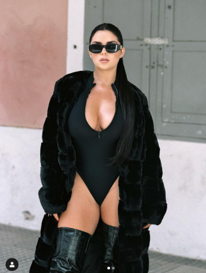 'Nữ hoàng nội y' nước Anh khoe vòng ba ngoại cỡ gây choáng ảnh 4