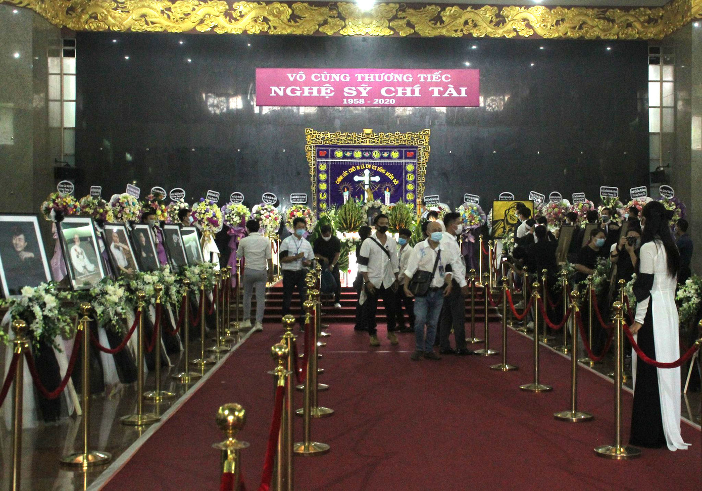 Dòng người xếp hàng dài đợi viếng cố nghệ sỹ Chí Tài ảnh 12