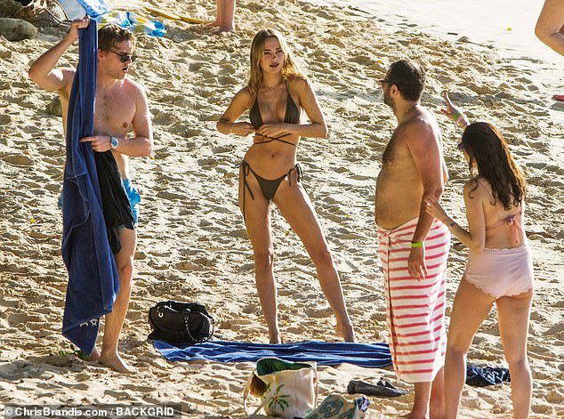 Kimberley Garner đẹp như tạc tượng với bikini bé xíu, tình tứ bạn trai ở biển ảnh 19