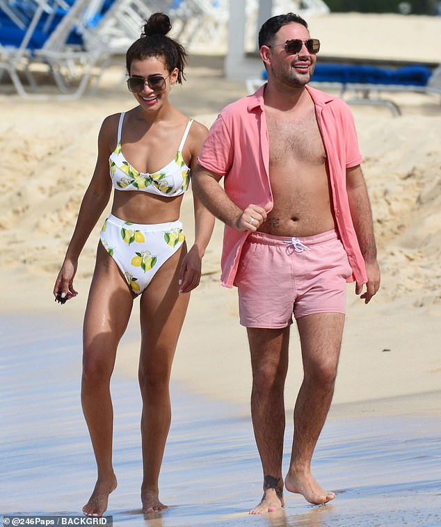 Sao truyền hình 9x Anh quốc đẹp như mộng ở biển ảnh 8