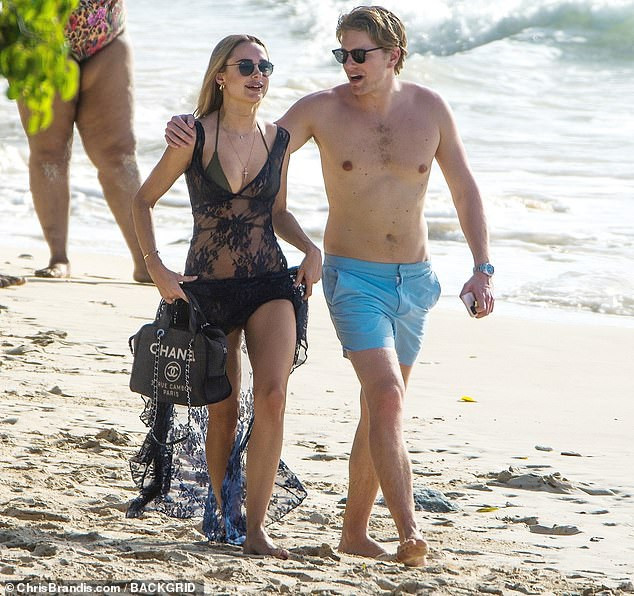 Kimberley Garner đẹp như tạc tượng với bikini bé xíu, tình tứ bạn trai ở biển ảnh 9