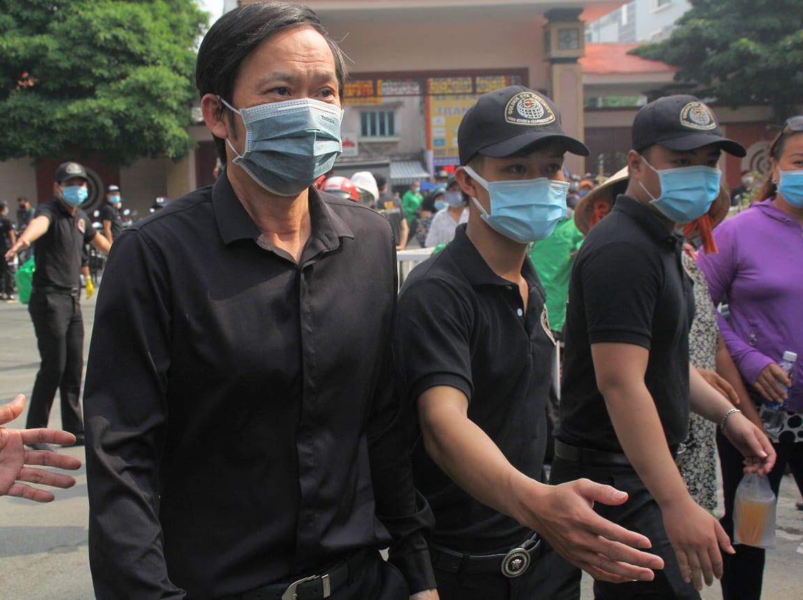 Dòng người xếp hàng dài đợi viếng cố nghệ sỹ Chí Tài ảnh 1