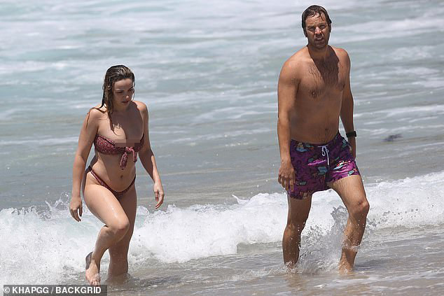 Sao truyền hình Úc hớ hênh vòng một ngoại cỡ với áo tắm buộc dây ảnh 4