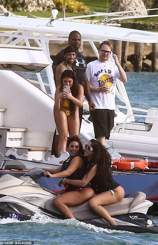 Tyga đi biển cùng bạn gái cũ 'bốc lửa' không kém tình xưa-tỷ phú Kylie Jenner ảnh 4