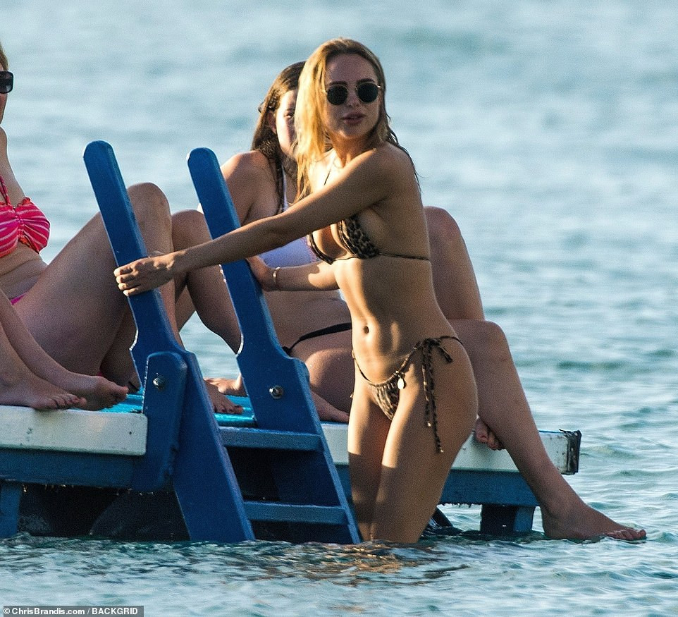 Mẫu 9x Anh quốc mặc bikini bé xíu, tôn đường cong tuyệt mỹ ở biển ảnh 9