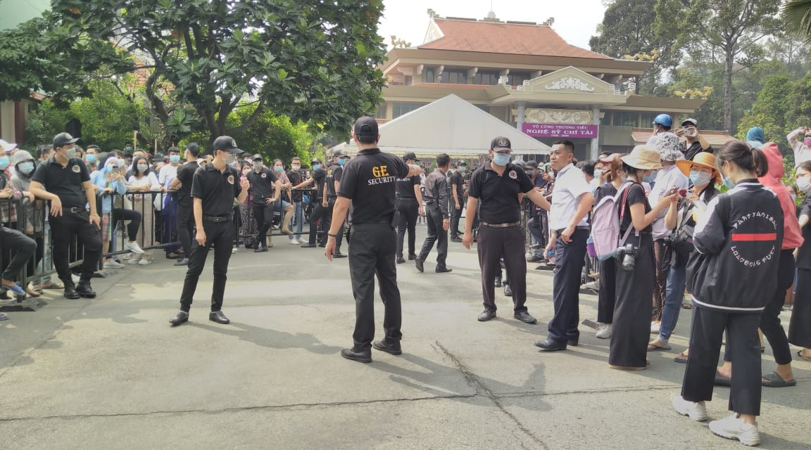 Dòng người xếp hàng dài đợi viếng cố nghệ sỹ Chí Tài ảnh 9