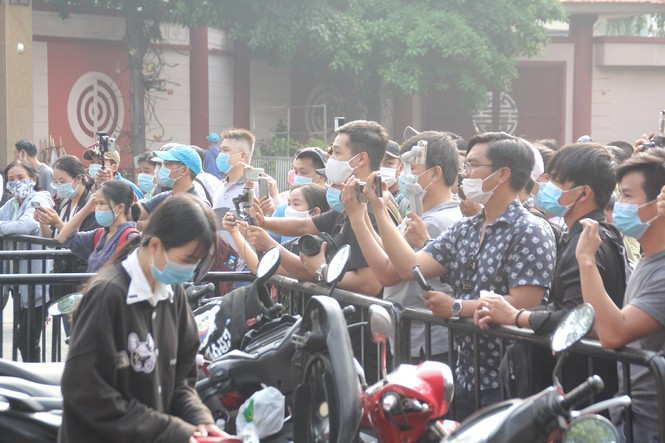 Dòng người xếp hàng dài đợi viếng cố nghệ sỹ Chí Tài ảnh 3