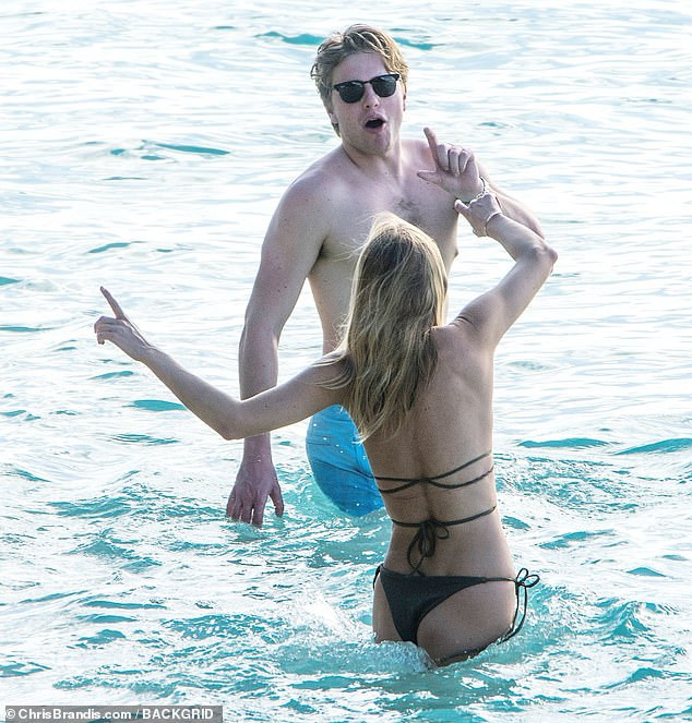 Kimberley Garner đẹp như tạc tượng với bikini bé xíu, tình tứ bạn trai ở biển ảnh 5