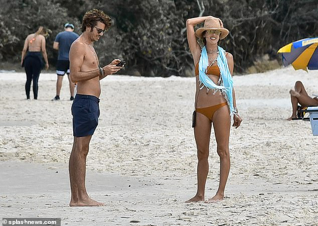 Cựu 'thiên thần nội y' Alessandra Ambrosio tắm biển cùng bạn trai ảnh 2