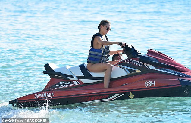 Kimberley Garner thả dáng đẹp như mộng với áo tắm ảnh 9