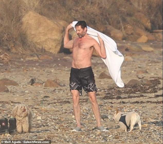 ‘Người sói’ Hugh Jackman cơ bắp rắn rỏi tuổi 52, ôm hôn bà xã U70 ở biển ảnh 7