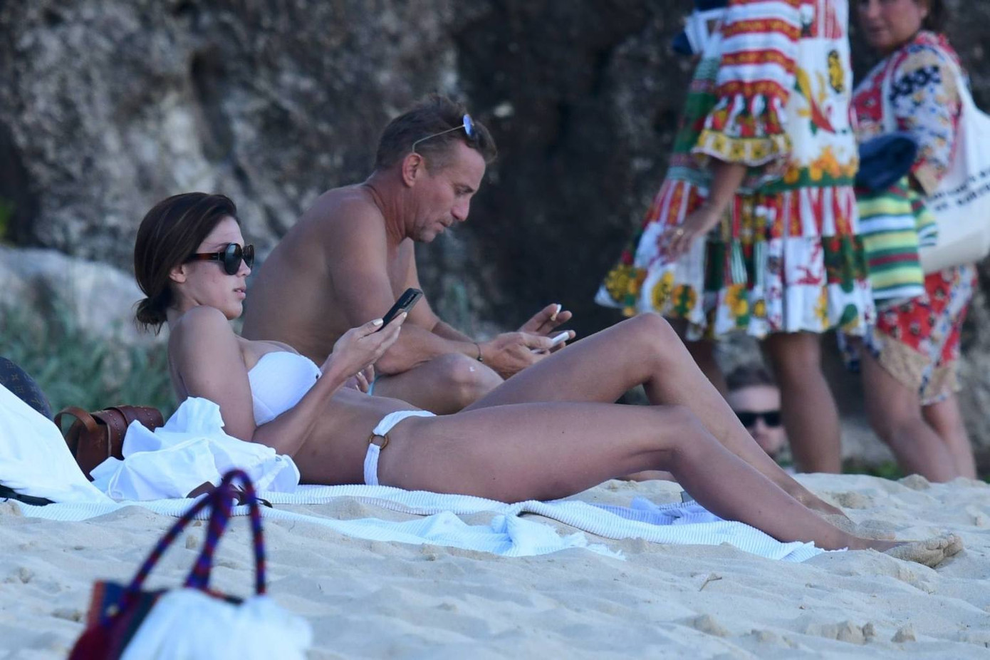 Hoa hậu Hoàn vũ 2016 Iris Mittenaere đẹp như mộng ở biển khó rời mắt ảnh 12