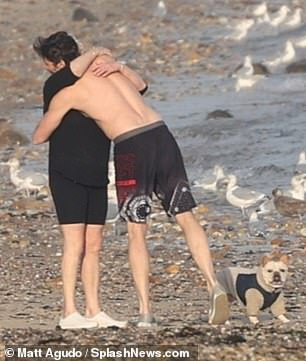 ‘Người sói’ Hugh Jackman cơ bắp rắn rỏi tuổi 52, ôm hôn bà xã U70 ở biển ảnh 2